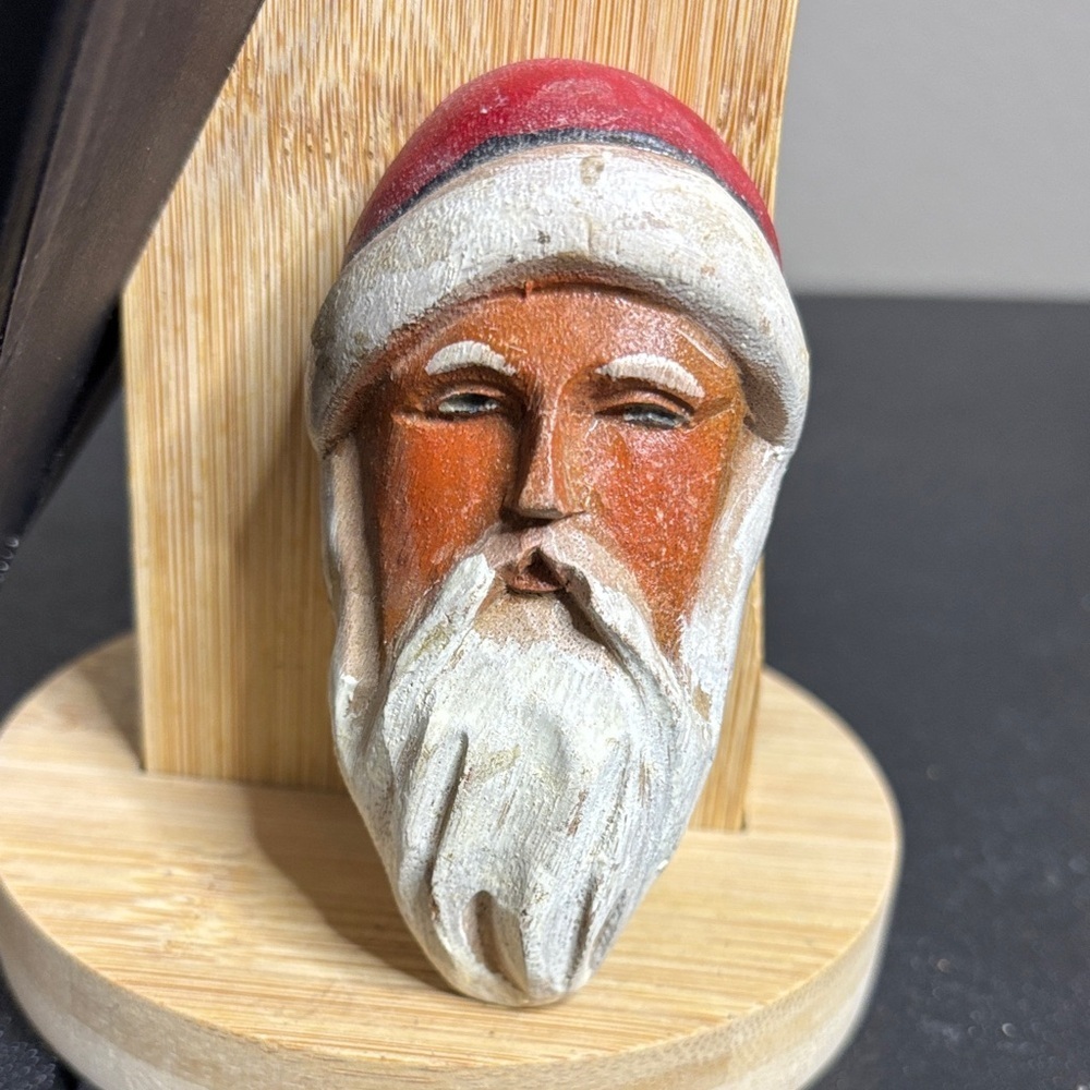 Vintage Carved Santa Claus Face Christmas Vintage Brooch Realistic Holiday